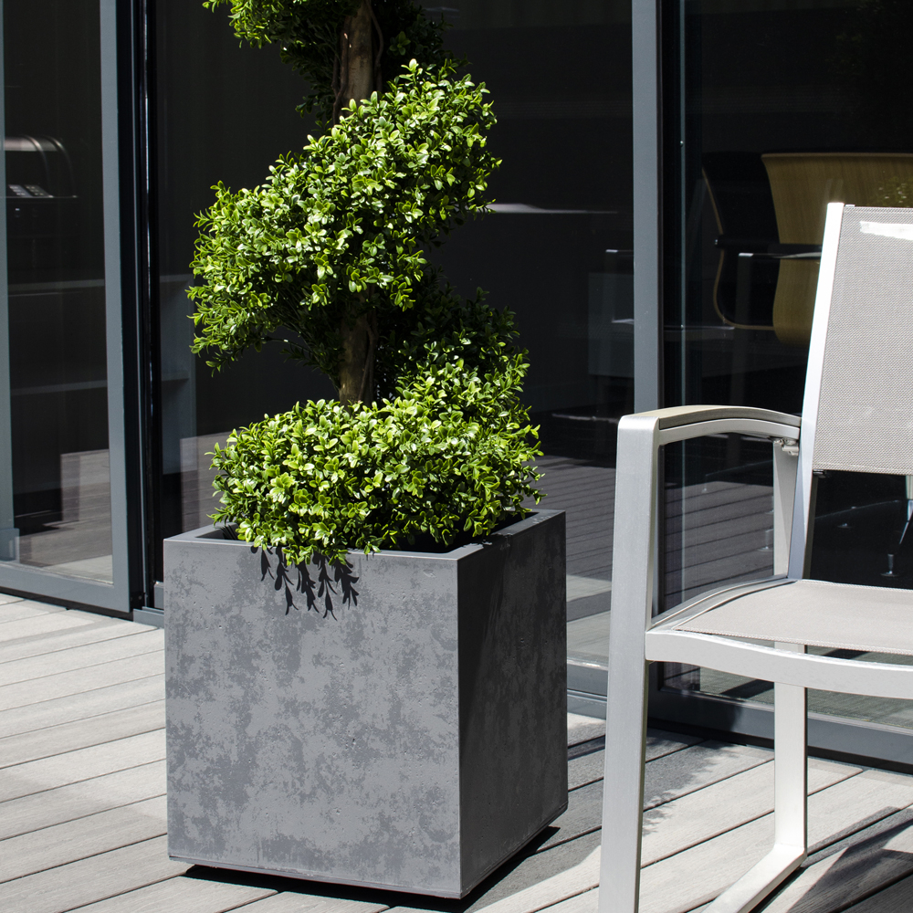 Pot de fleurs carré avec soucoupe en béton, pot gris avec bande