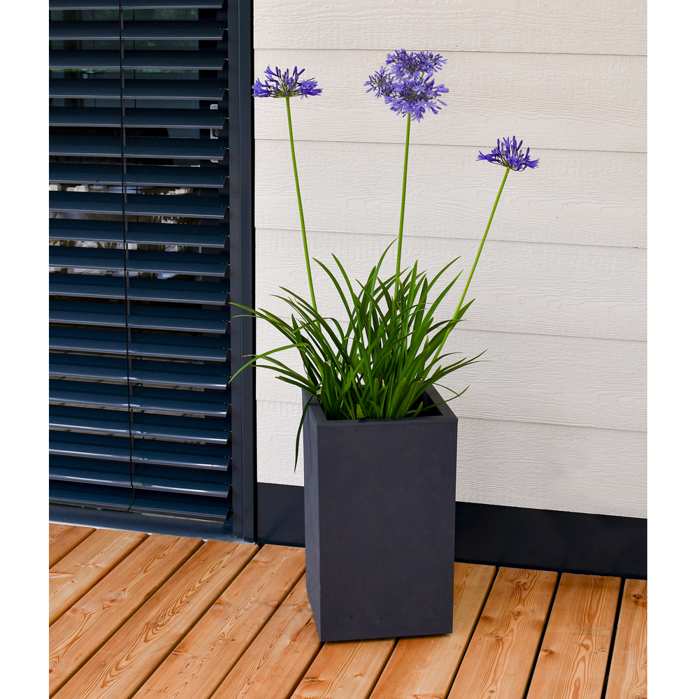 Pot de fleurs carré haut en plastique GROOVE 72L- L 45 cm - Anthracite